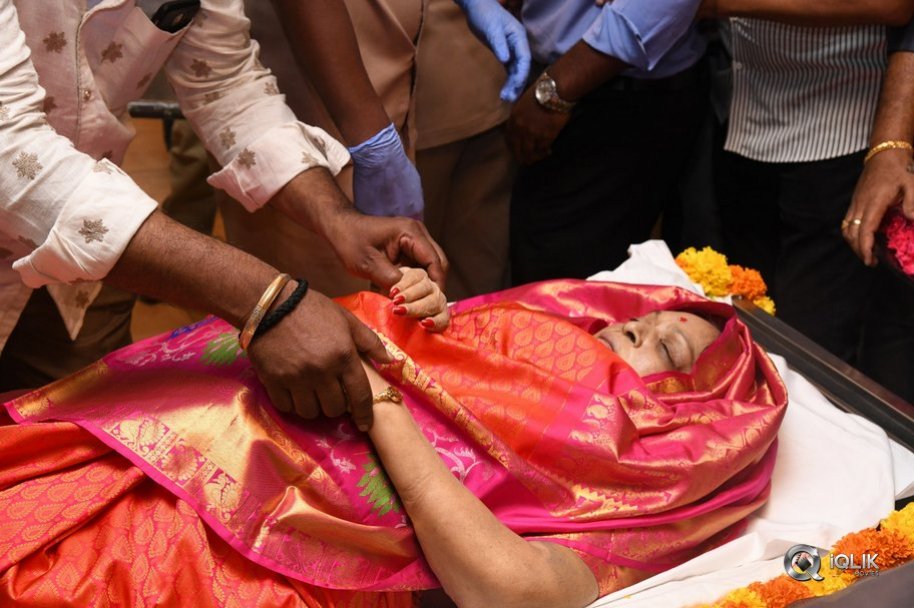 Celebrities-Pay-Homage-to-Vijaya-Nirmala-Garu